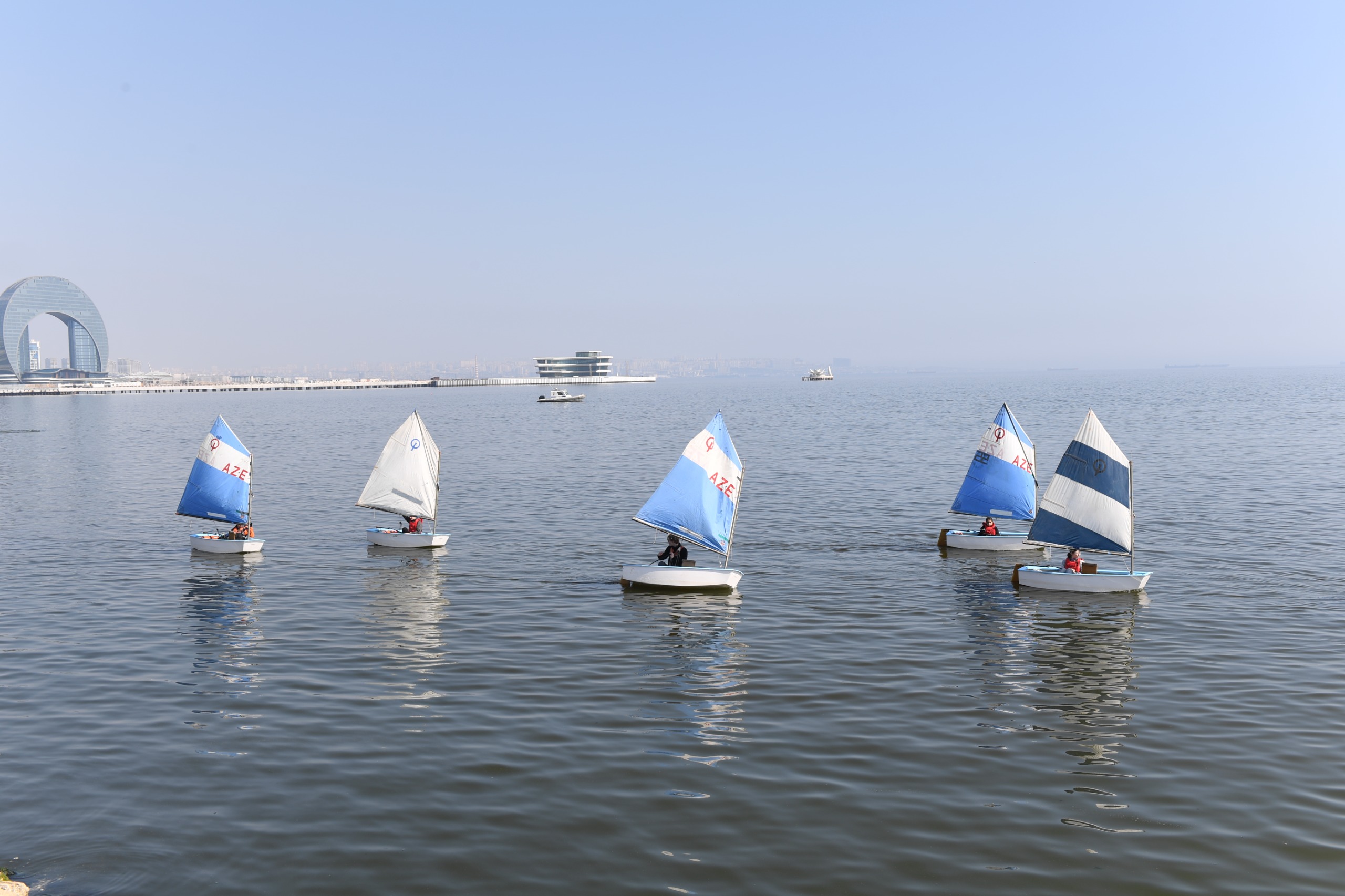 Bakıda Xəzərin suları avarçəkmə və yelkənli qayıqlarla bəzəndi (FOTO)